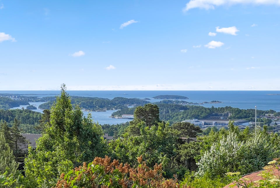 Utsikt fra stuen med tilnærmet 180 graders panorama, som strekker seg fra Varoddbroa og helt inn mot sentrum.