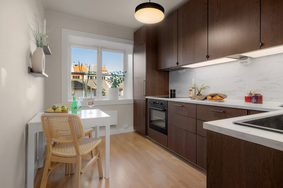 På kjøkkenet er det plass til et hyggelig frokostbord som gjør at også kjøkkenet blir et naturlig oppholdsrom.