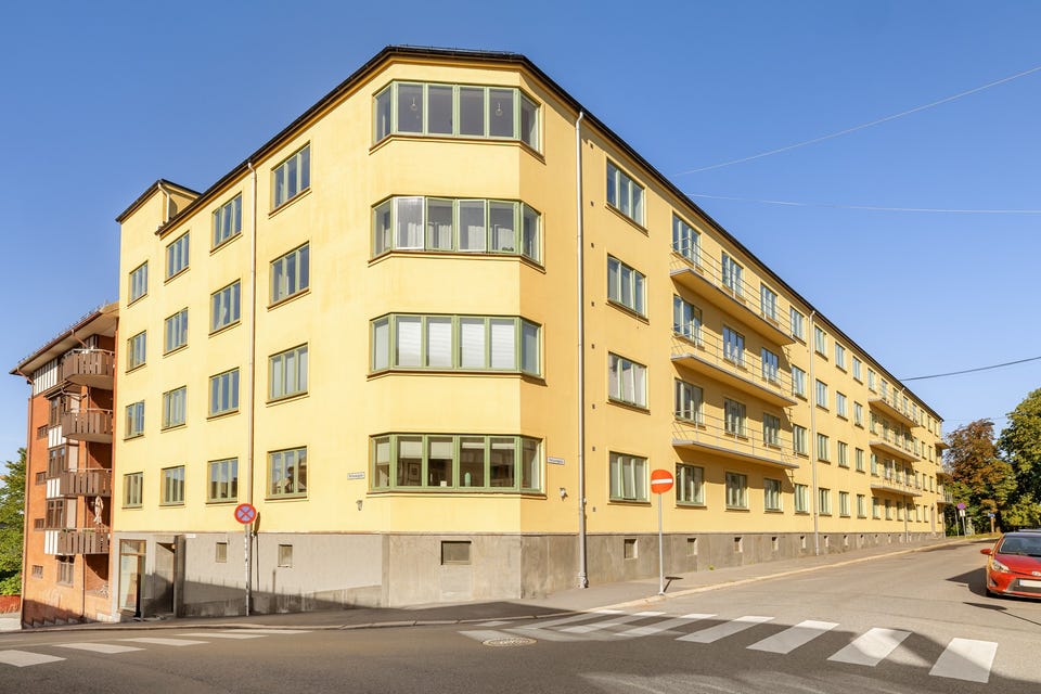 Sons gate 3 ligger attraktivt til med kanskje en av Kampens beste interne beliggenheter. Det er svært kort avstand til butikk, kaféer, kollektivtransport og parkområder. Kampen ligger høyt og fritt, og er kjent for sine lune og trange gater, sitt særegne,