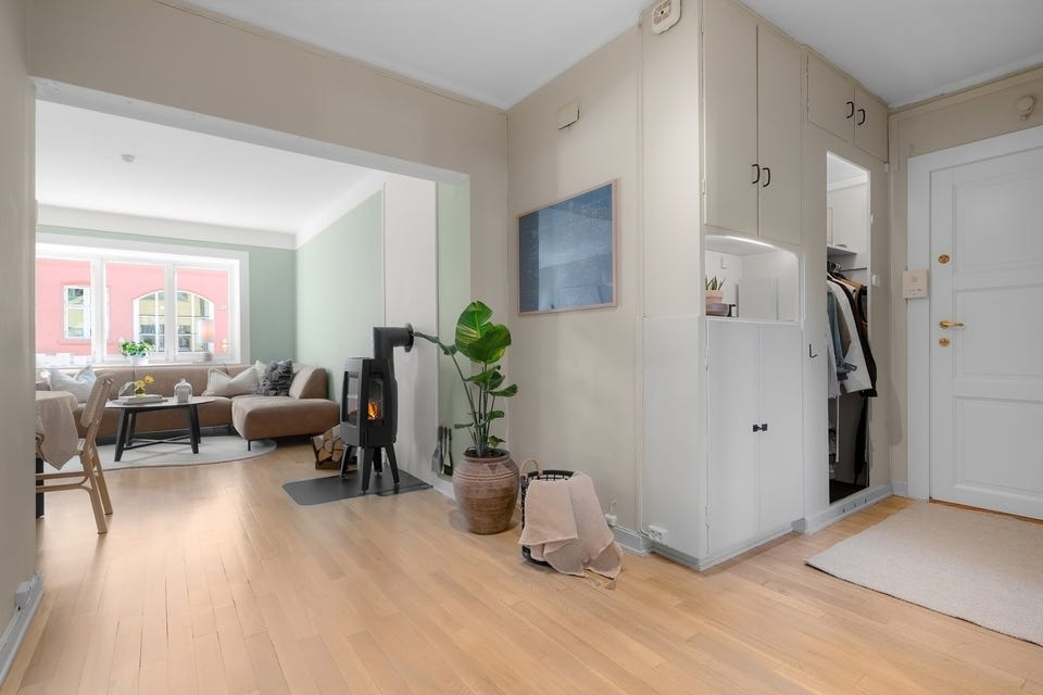 All belysning med unntak av badet er satt opp med Ikea smart lys og hub/app. Panelovnene er koblet til wifi og kan styres med app.