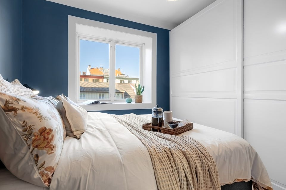 På soverommet er det rikelig med oppbevaringsplass i stor skyvedørsgarderobe.