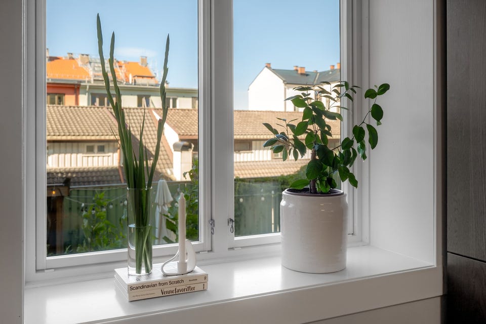 Alle vinduene har fine brede vinduskarmer som er perfekte for planter og dekor.