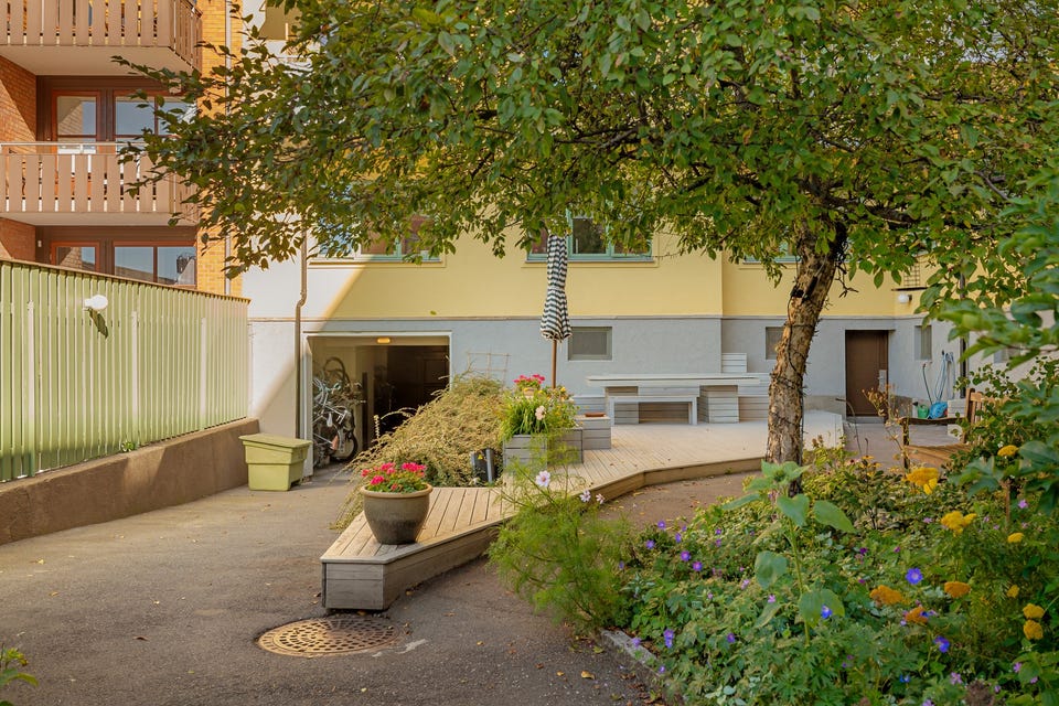 Det finnes både vaskerom og tørkeloft. I tillegg finnes det et verksted, samt en populær utleieleilighet, "Melkebutikken", som kan leies av beboernes gjester til en svært gunstig pris.