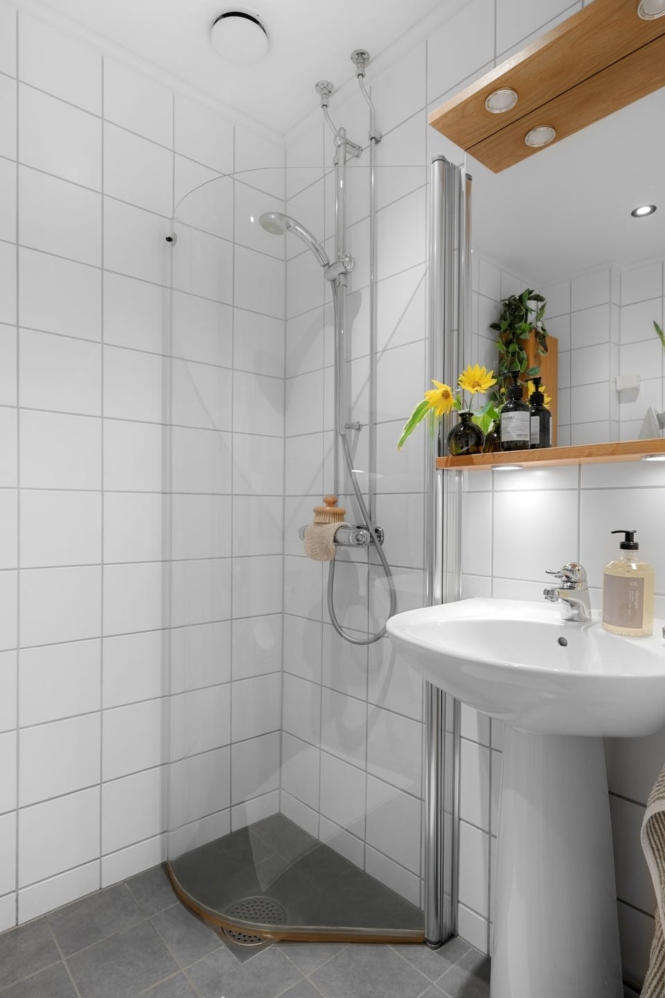 Baderommet har tidløse fliser på gulv og vegger, deilig gulvvarme, downlights i himlingen og opplegg for vaskemaskin.