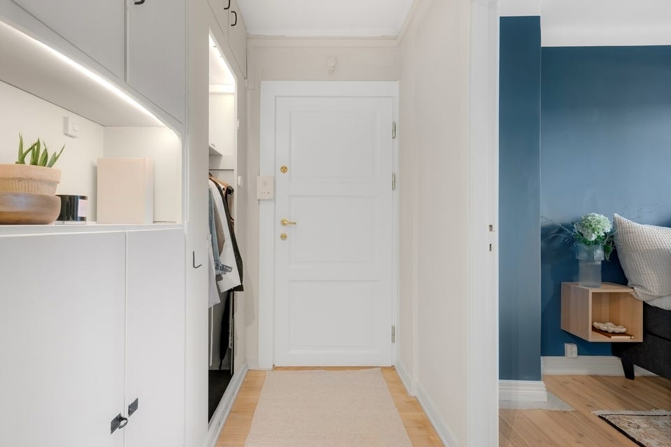 Du ønskes velkommen inn i en lys og innbydende entré.