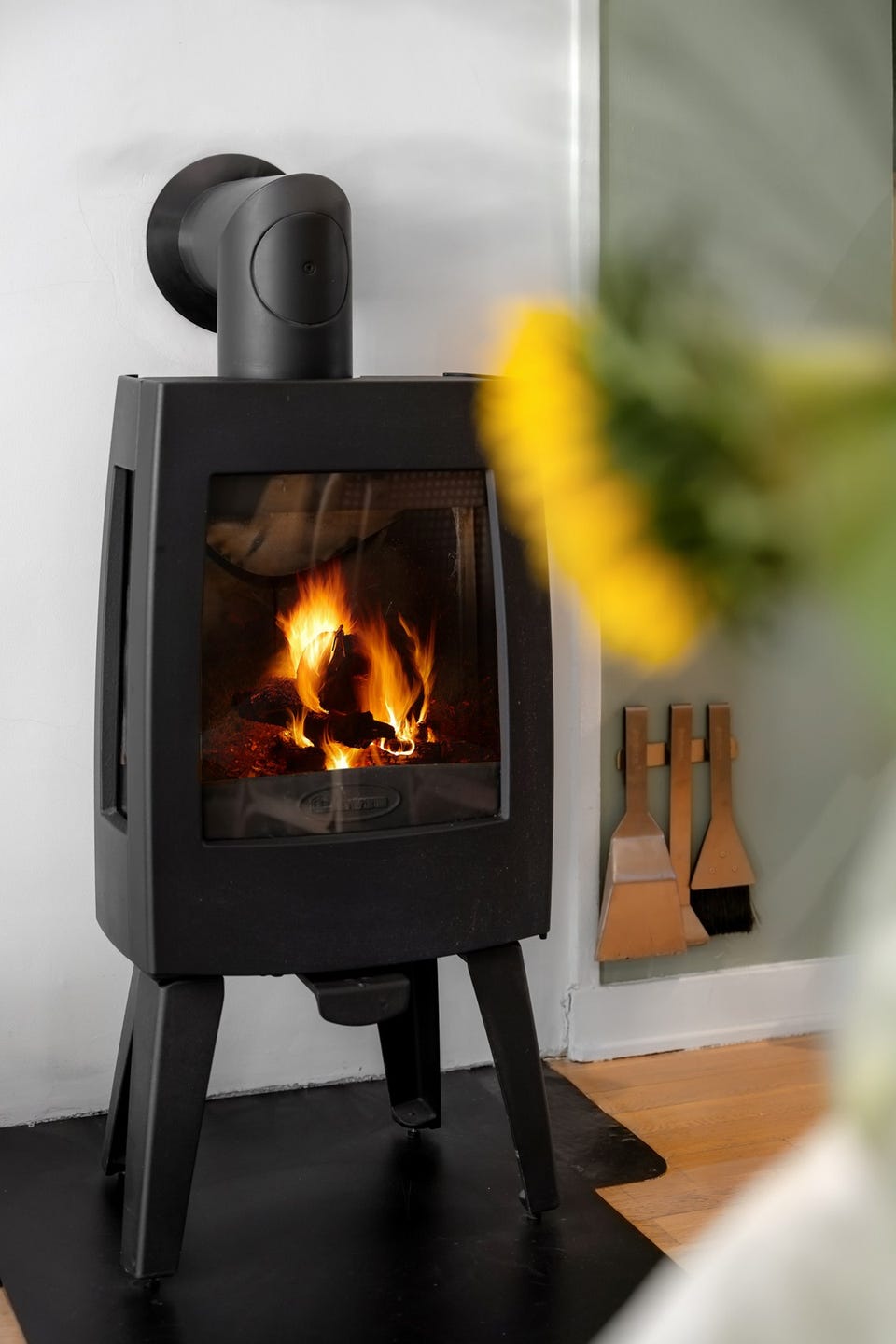 Som et fint midtpunkt i stuen er det en nyere vedovn som både gir god varme og bidrar til ekstra hygge.
