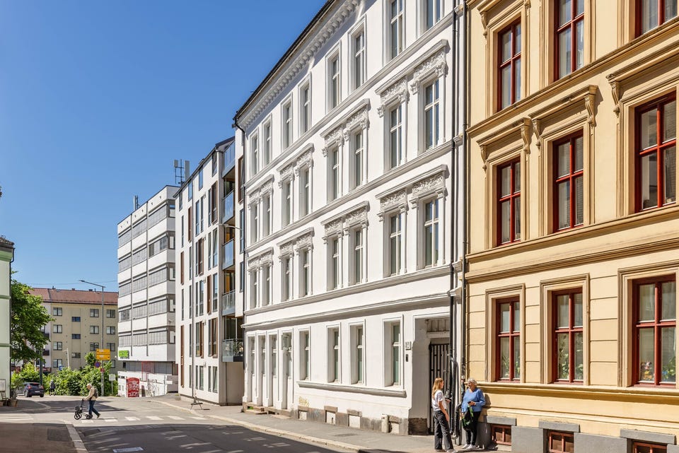 Klassisk fasade og en rå beliggenhet mtp tilgang på godt kollektivtilbud, turmuligheter og fortsatt en tilbaketrukket atmosfære i leiligheten.