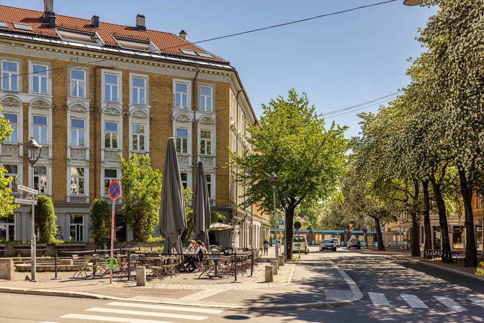 Videre inn Torshovgata kommer du bort til både trikk, kafèer, bitukker og ikke minst..