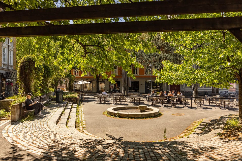 Vis à vis Torshov Torg finner du Oscar Braatens plass og uteserveringen på Grisen -et fantastisk området på sommerstid.