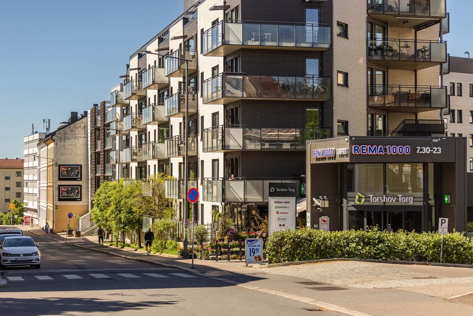 Kun noen hundre meter opp i veien finner du blant annet selve Torshov Torg, med et utvalg av butikker - herunder Rema 1000. Godt populær blant de lokale for godt utvalg og enda bedre betjening.