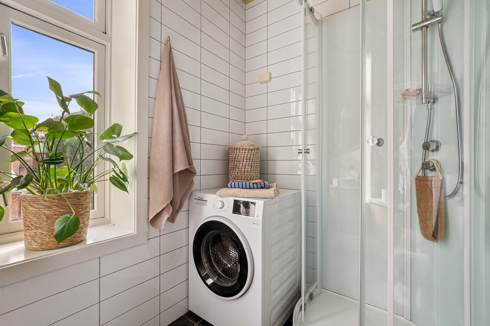 I 2025 ble badet oppgradert med nytt toalett, ny servant, nye baderomsmøbler, nytt dusjkabinett og ny baderomsvifte.