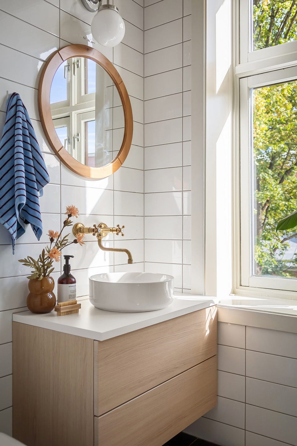 Et vindu på badet slipper inn godt med naturlig lys og bidrar til en lys og trivelig atmosfære. Vinduet gir også ekstra muligheter for lufting.