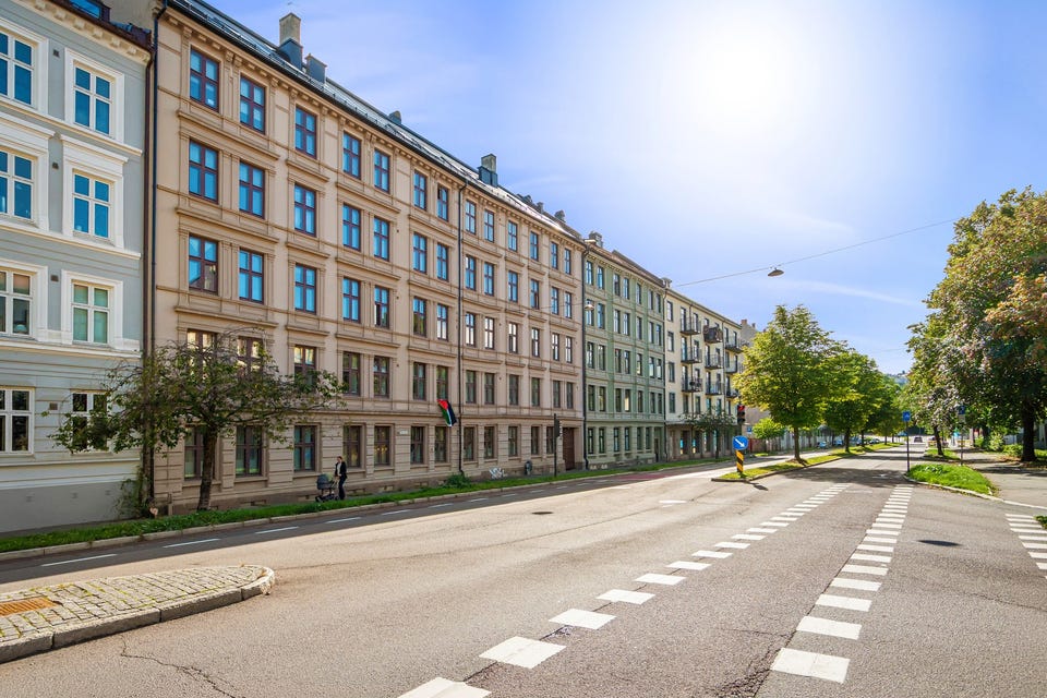 Leiligheten ligger i et tilbaketrukket i et nabolag med masse sjarm og sjel med umiddelbar nærhet til alt av restauranter, kaféer og uteliv.