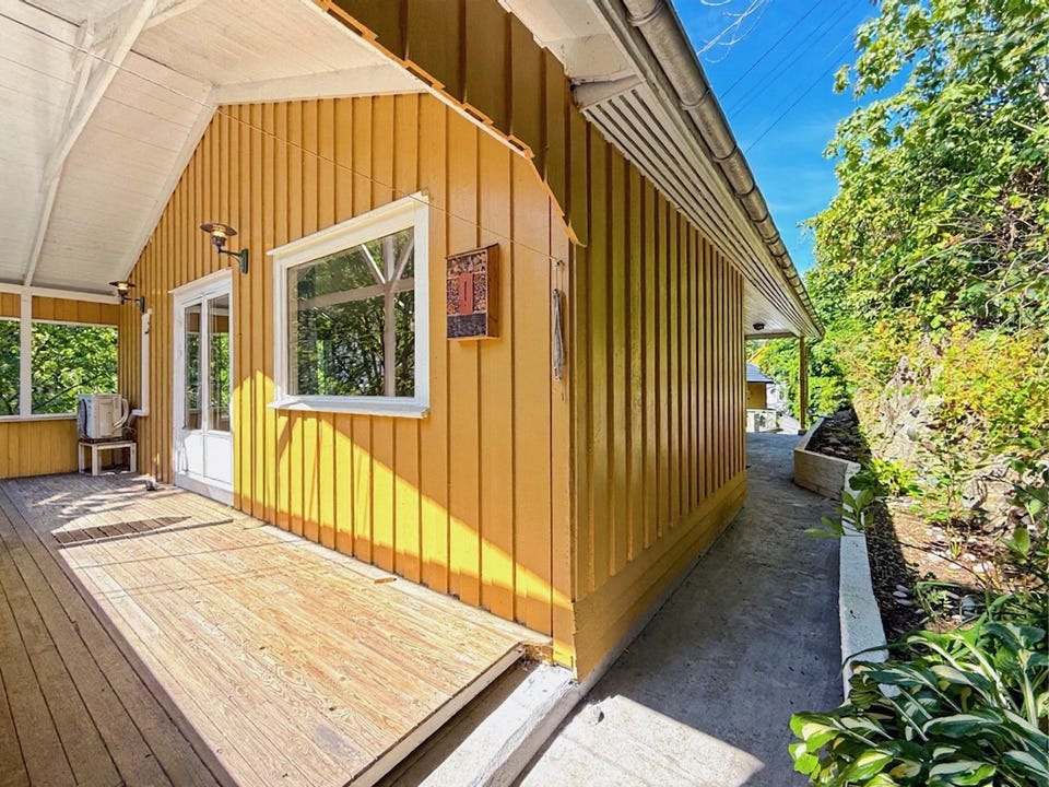 Terrassen går langs boligens bakside.