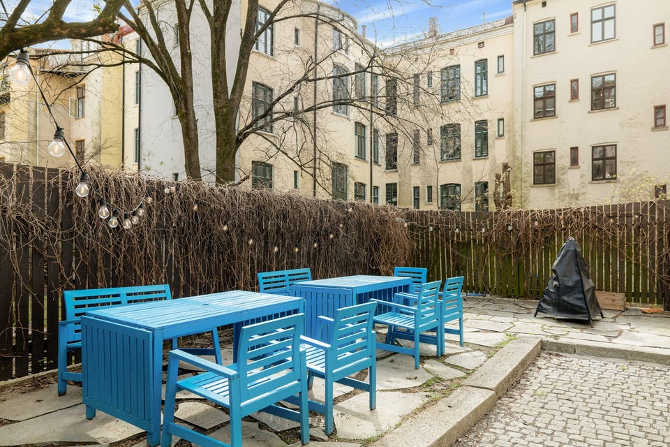 Felles bakgård opparbeidet med sittebenker og beplantning.