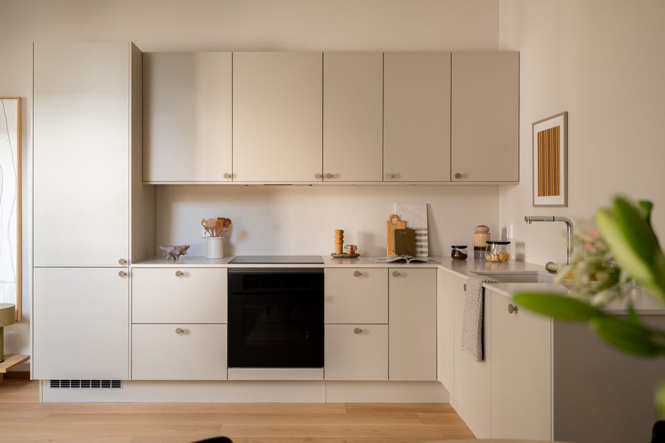 HTH-kjøkken med glatte beige fronter og integrerte Siemens-hvitevarer. Alle integrerte hvitevarer medfølger.