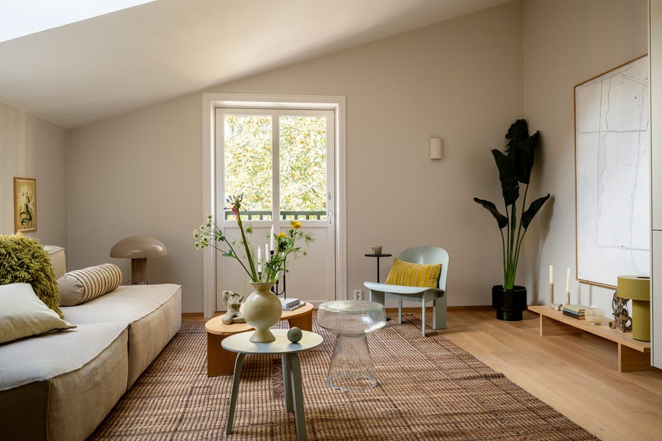 Sofasonen ligger ved vinduene, med den franske balkongen like ved og plass til lenestol og småbord.