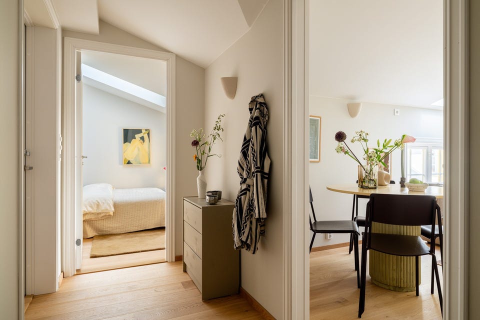 Fra entréen er det kort vei til både oppholdsrommet og soverommet, med plass til oppbevaring ved inngangen.