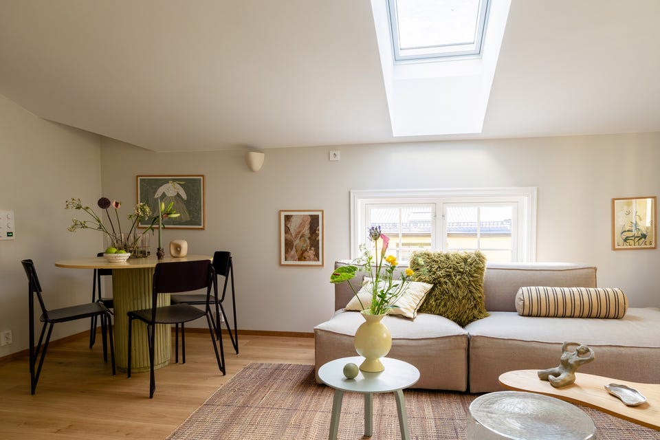Spiseplassen og sofasonen får hver sin del av rommet, samtidig som den åpne løsningen samler oppholdsarealet.