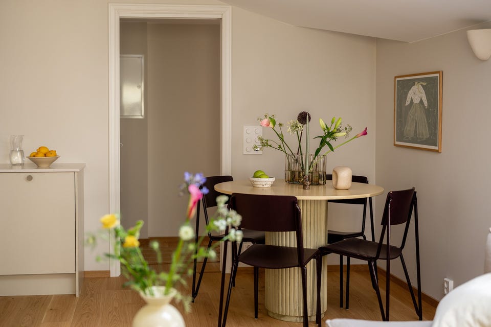 En egen spiseplass gir rom for både hverdagsmiddager og gjester, med kjøkkenet like ved.