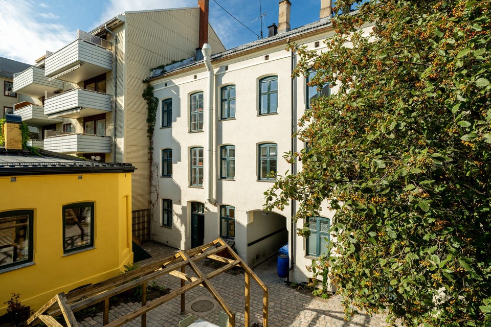 Utsyn mot gårdsrommet og hovedbygget. Planlagt ombygging av hovedbygget er nærmere omtalt i salgsoppgaven.