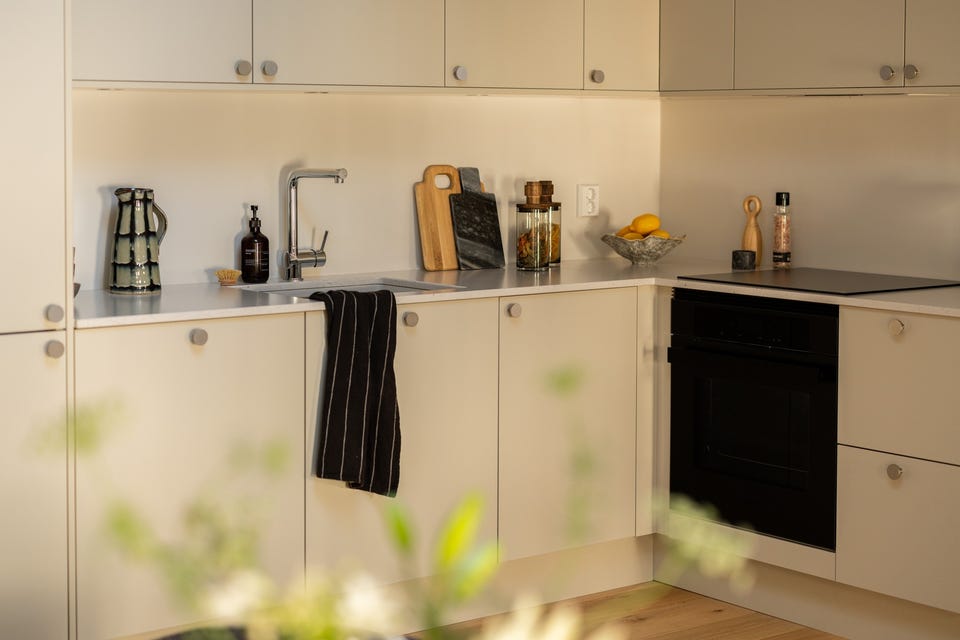 Arbeidsbenken har underlimt Blanco-kum og steinbenkeplate fra Sigvartsen. Skuffer og overskap gir oppbevaring innen rekkevidde.