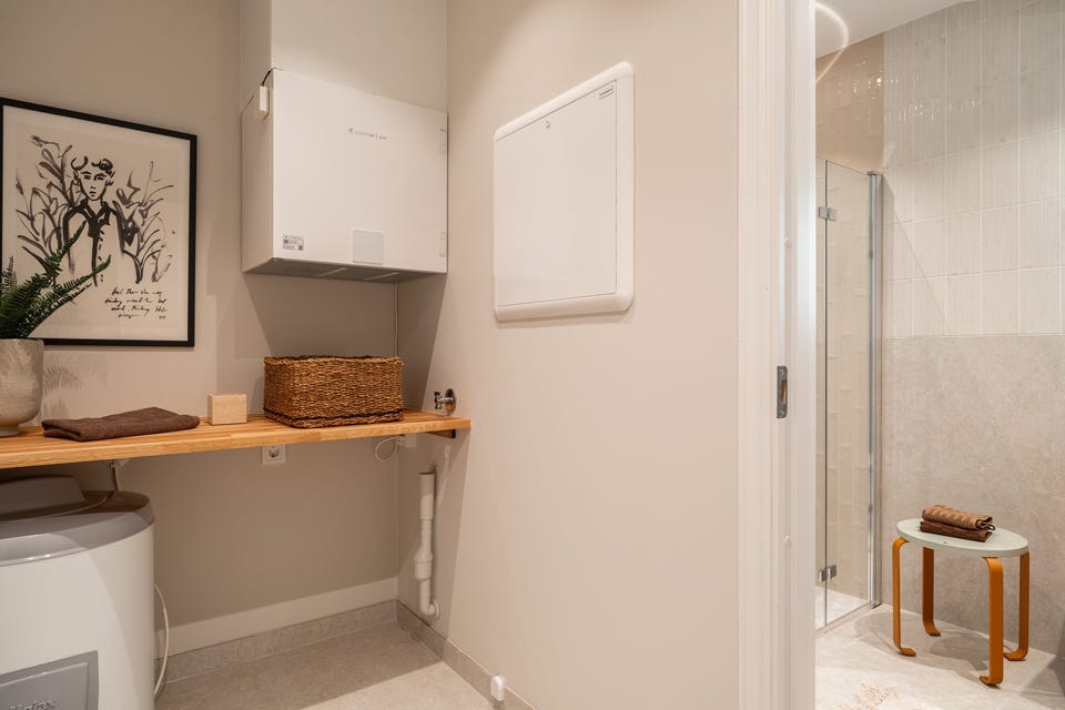 Innenfor badet ligger bod/vaskerom med opplegg for vaskemaskin. Benkeplassen gir rom for praktiske hverdagsoppgaver.