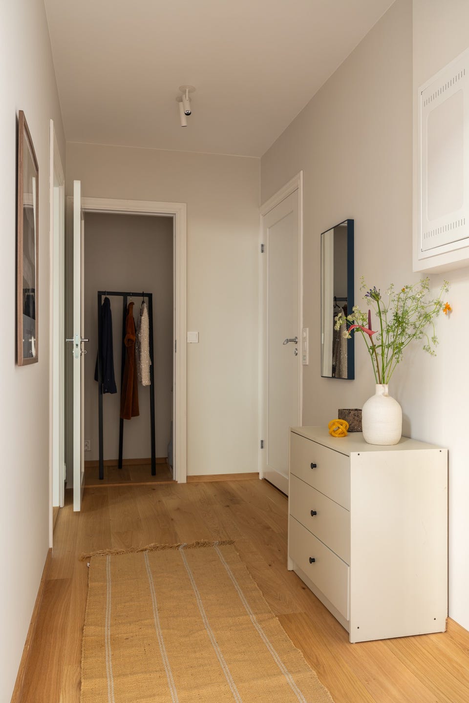 Entréen binder rommene sammen og gir plass til oppbevaringsmøbler. Leiligheten har adkomst via felles trappeoppgang.