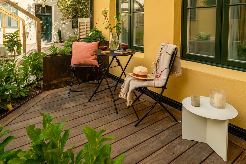 En liten uteplass for kaffekoppen og en rolig pause. Terrassearealet disponeres eksklusivt av denne leiligheten.