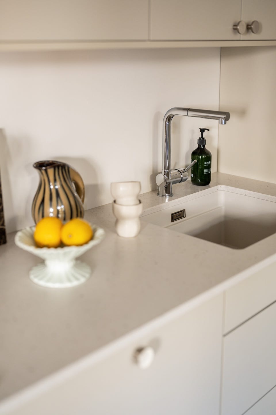 Steinbenkeplate fra Sigvartsen og underlimt Blanco-kum gir en diskret overgang mellom arbeidsflate og oppvasksone.