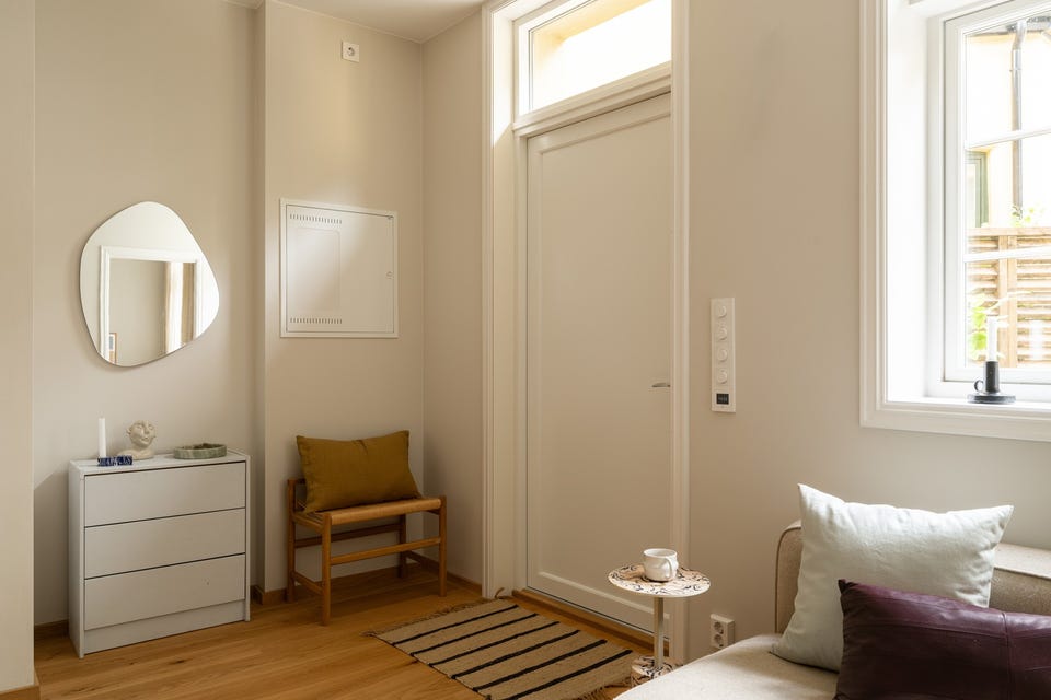 Rett innenfor inngangsdøren er det plass til en liten kommode og sko, uten en separat entré som tar gulvareal.