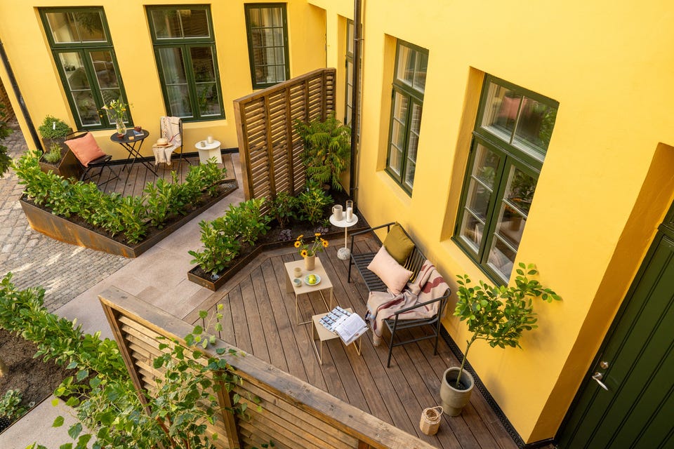 Terrassen sett ovenfra viser uteplassens form og plass til utemøbler. Andelen har eksklusiv bruksrett til terrassearealet.