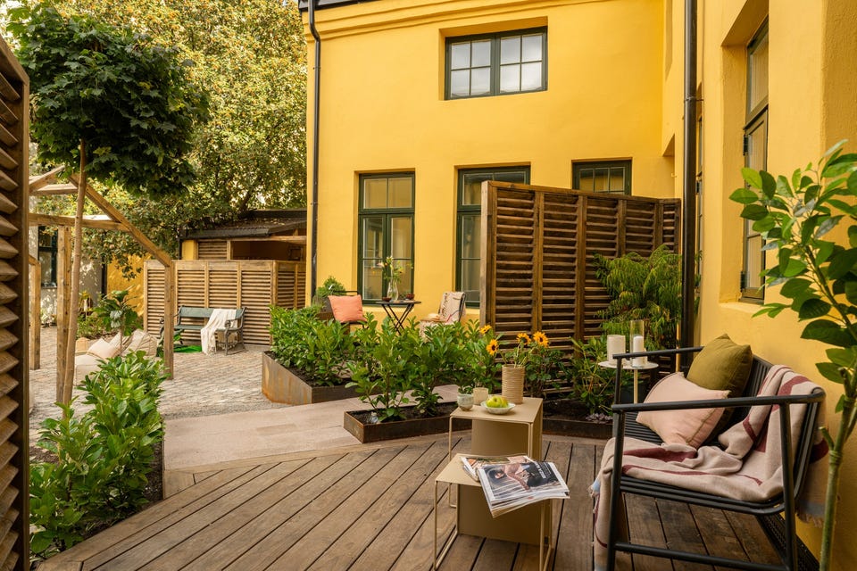 Fra terrassen er det utsyn mot felles gårdsrom. Terrassearealet disponeres eksklusivt av denne andelen.
