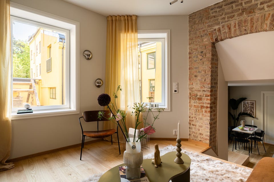 Vindusflatene vender mot det indre gårdsrommet og gir kontakt med bakgårdsmiljøet fra stuen.