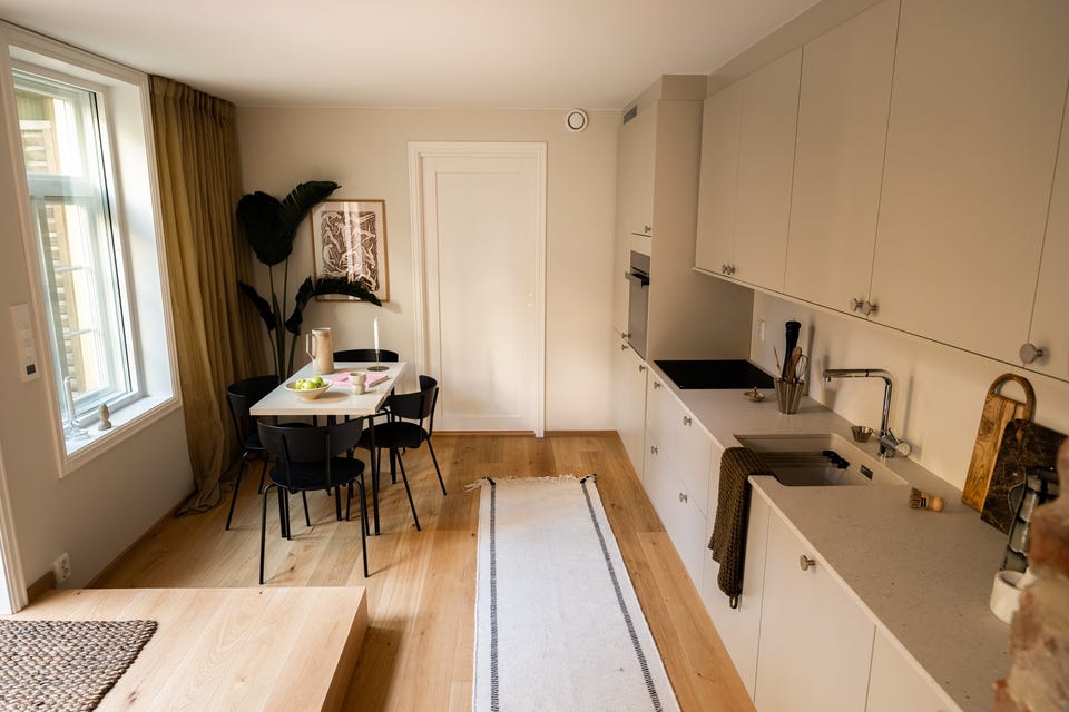 Fra det øvre nivået får du oversikt over kjøkkenet og spiseplassen ved vinduet.