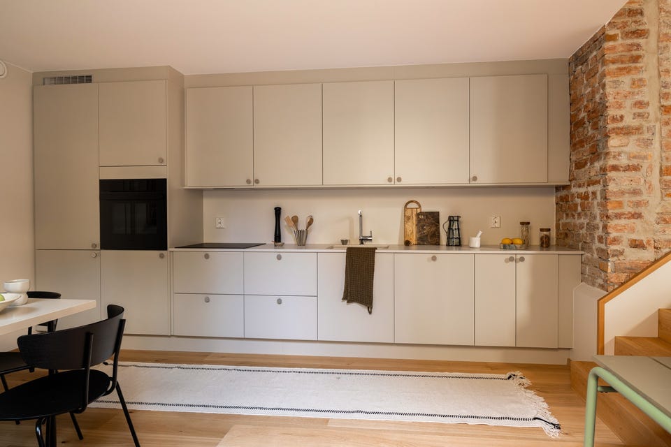 HTH-kjøkken med slette beige fronter og integrerte Siemens-hvitevarer. Alle integrerte hvitevarer følger med i handelen.