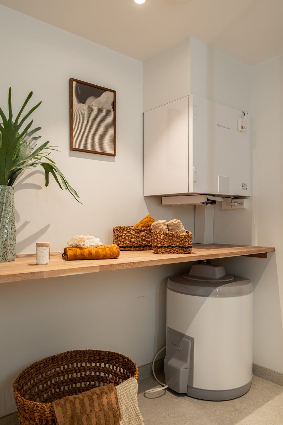 Badet har en egen benkesone med plass til vaskemaskin og varmtvannsbereder under benken.