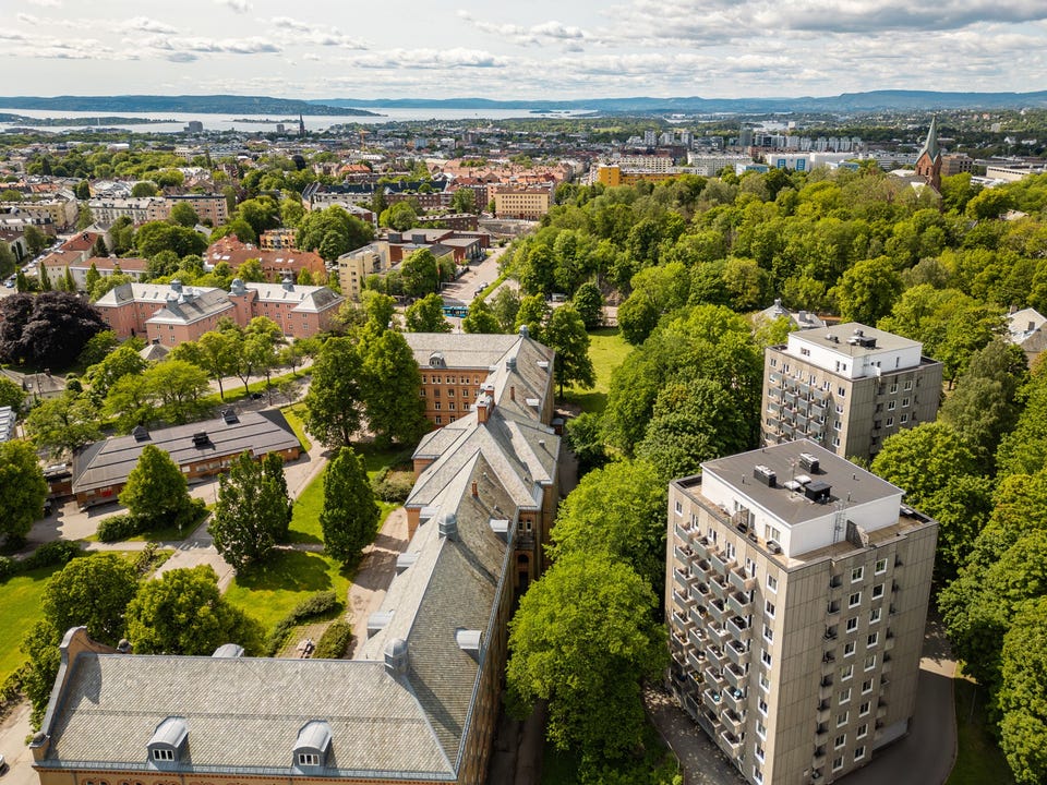Leiligheten har en fin beliggenhet på Ullevål i nærheten av St. Hanshaugen, Majorstuen og Blindern. Det er kort vei til Damplassen med basseng, bakeri og hyggelige butikker