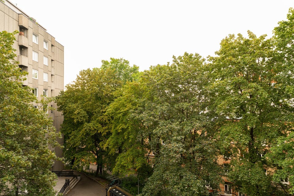 Her sitter du høyt og fritt og med frodig utsyn - en levende utsikt som forandrer seg med årstidene.