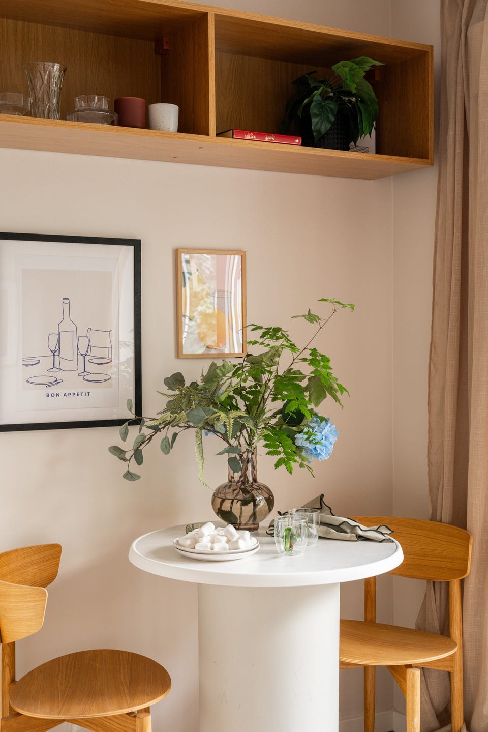 Leiligheten holdes god og lun på vinterstid med fjernvarme til radiator.