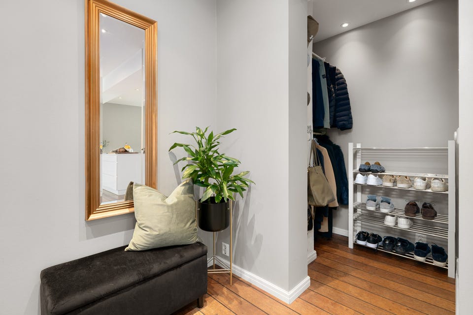 Her er det etablert en nisje som fungerer perfekt som et walk-in closet.