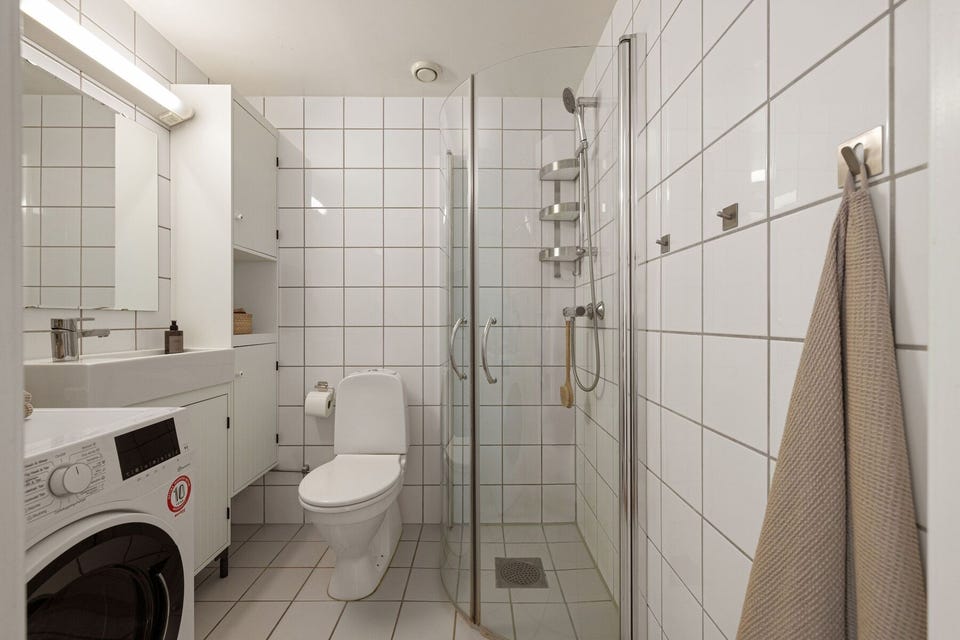 Pent flislagt baderom fra tilbyggsår med behagelig gulvvarme.