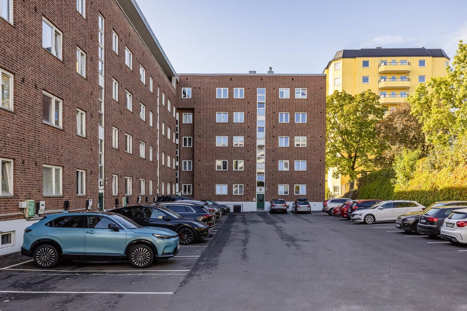 Borettslaget besitter 33 parkeringsplasser for bil og 4 for MC. 13 av parkeringsplasser har lader, der 6 ladere eies av borettslaget.