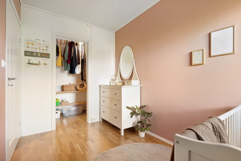 Soverommet suppleres med en innvendig bod/walk-in garderobe som gir ytterligere gode oppbevaringsmuligheter.