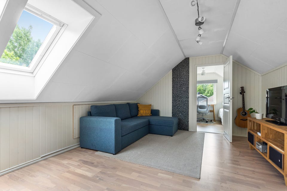 Romslig og lys loftstue