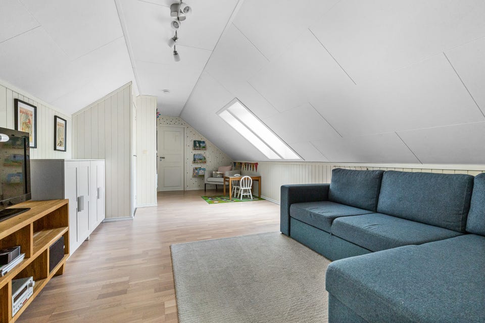 Romslig og lys loftstue