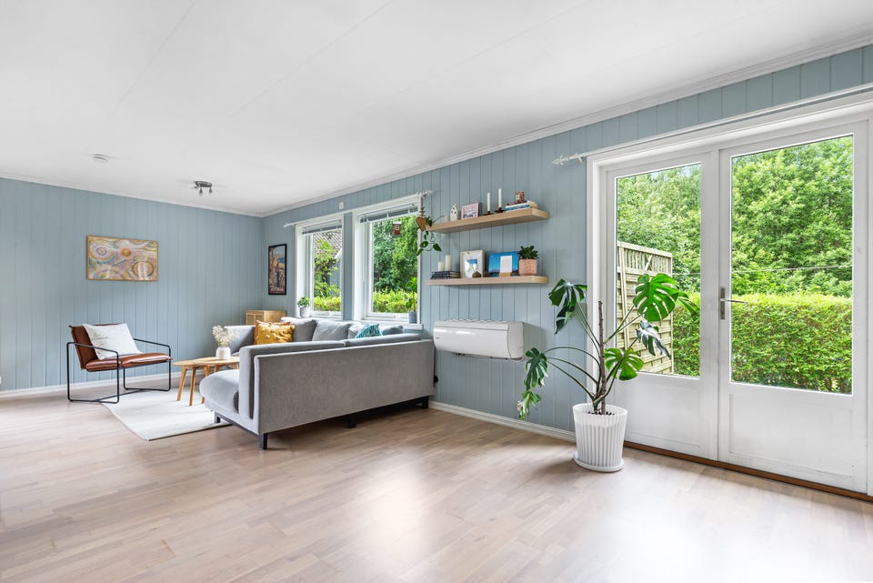 Meget flott stue med varme i gulv, flott peisovn og utgang til stor solrik terrasse