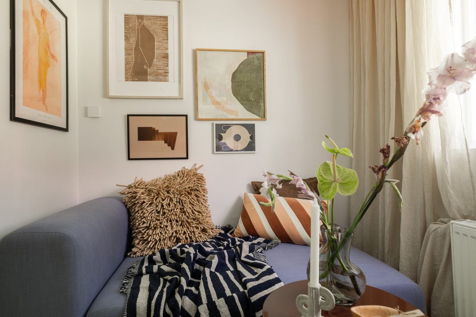 Sofasonen er plassert langs veggen og gir en hyggelig sitteplass i oppholdsrommet.