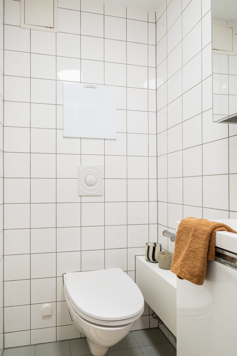 Servantinnredningen gir oppbevaring, med speil og belysning over.