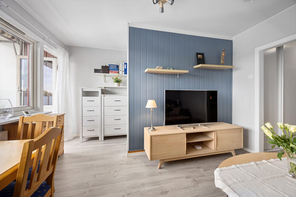 Oppvarming via radiatorer og felles varmtvann er inkludert i felleskostnadene.